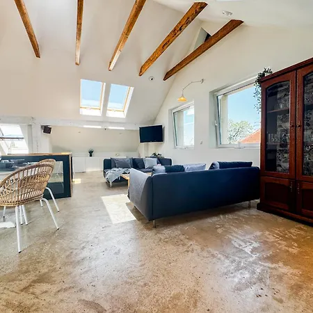 Modern 4bd, 2 Balcony, Family & Work Haven! Near Park & Bus Stop Apartament *