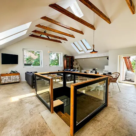 Apartament Modern 4bd, 2 Balcony, Family & Work Haven! Near Park & Bus Stop *