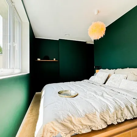 Apartament Modern 4bd, 2 Balcony, Family & Work Haven! Near Park & Bus Stop *