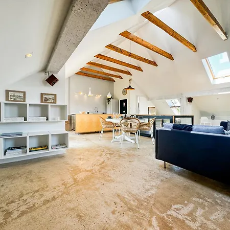Apartament Modern 4bd, 2 Balcony, Family & Work Haven! Near Park & Bus Stop