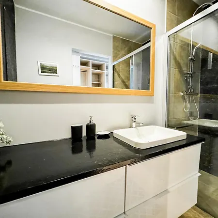 Modern 4bd, 2 Balcony, Family & Work Haven! Near Park & Bus Stop Apartament