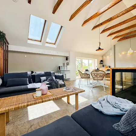 Modern 4bd, 2 Balcony, Family & Work Haven! Near Park & Bus Stop Apartament