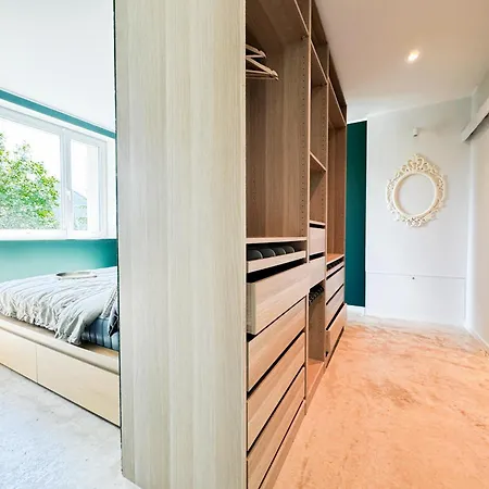 Apartament Modern 4bd, 2 Balcony, Family & Work Haven! Near Park & Bus Stop