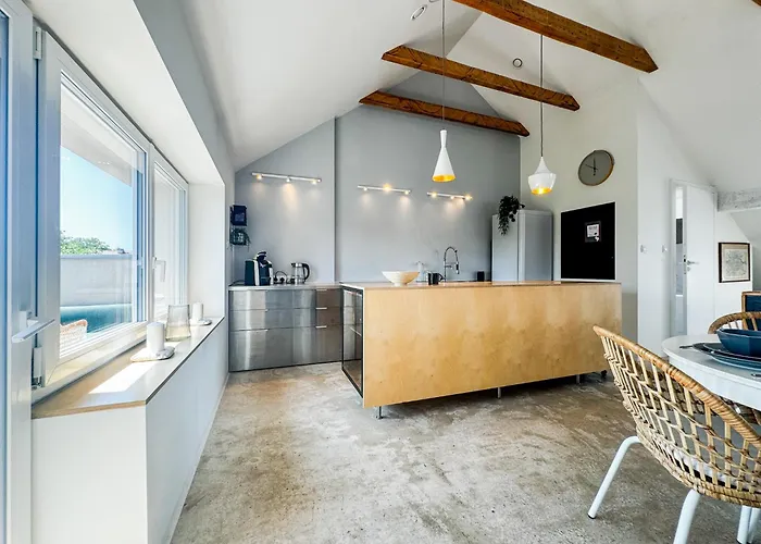 Appartement Modern 4bd, 2 Balcony, Family & Work Haven! Near Park & Bus Stop *