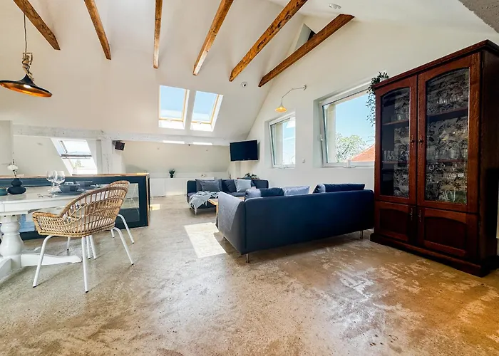 Modern 4bd, 2 Balcony, Family & Work Haven! Near Park & Bus Stop Appartement *