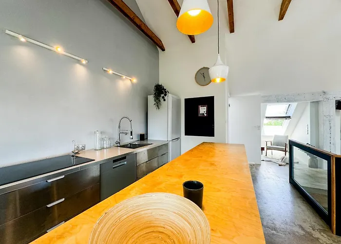 Modern 4bd, 2 Balcony, Family & Work Haven! Near Park & Bus Stop Appartement *