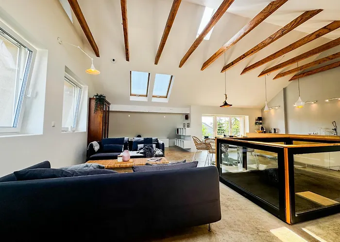 Modern 4bd, 2 Balcony, Family & Work Haven! Near Park & Bus Stop Appartement