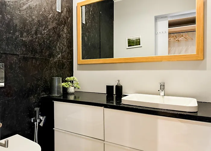 Modern 4bd, 2 Balcony, Family & Work Haven! Near Park & Bus Stop Appartement *