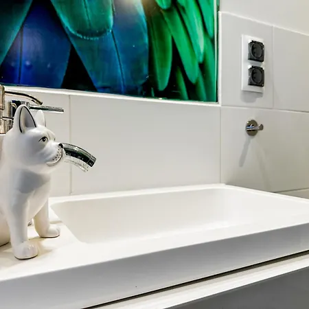 Modern 4bd, 2 Balcony, Family & Work Haven! Near Park & Bus Stop * Vratislav