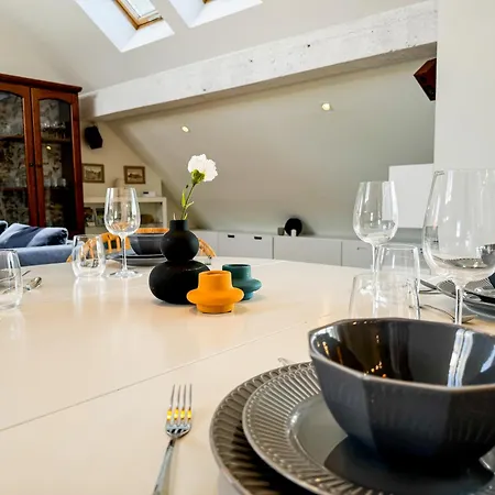 Modern 4bd, 2 Balcony, Family & Work Haven! Near Park & Bus Stop Apartmán Vratislav