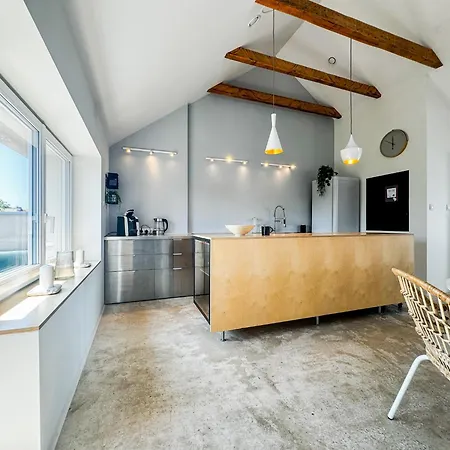 Apartmán Modern 4bd, 2 Balcony, Family & Work Haven! Near Park & Bus Stop *