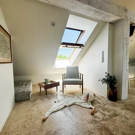 Modern 4bd, 2 Balcony, Family & Work Haven! Near Park & Bus Stop Vratislav