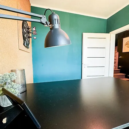 아파트 Modern 4bd, 2 Balcony, Family & Work Haven! Near Park & Bus Stop 브로츠와프