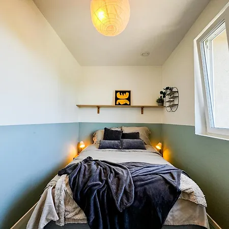 Modern 4bd, 2 Balcony, Family & Work Haven! Near Park & Bus Stop Vratislav