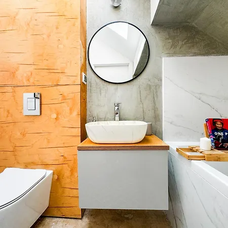 아파트 Modern 4bd, 2 Balcony, Family & Work Haven! Near Park & Bus Stop