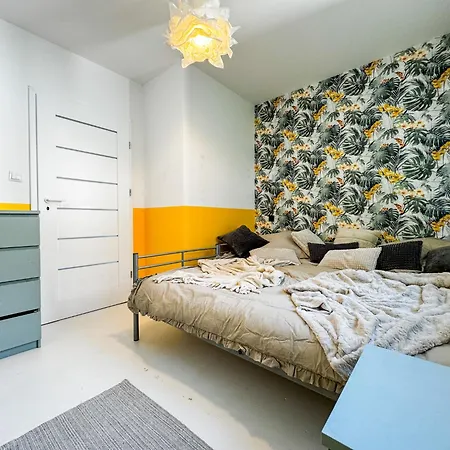 Modern 4bd, 2 Balcony, Family & Work Haven! Near Park & Bus Stop Apartmán Vratislav