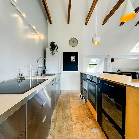 Modern 4bd, 2 Balcony, Family & Work Haven! Near Park & Bus Stop Вроцлав