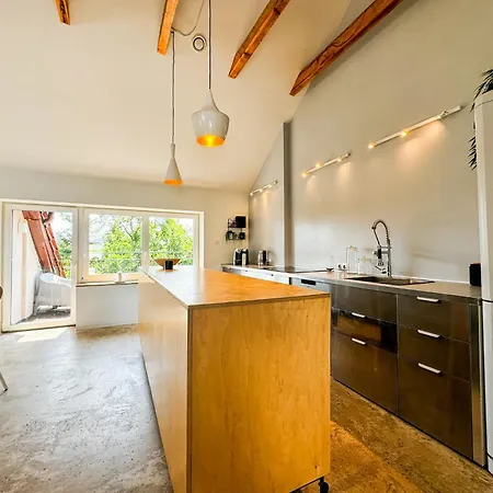 Modern 4bd, 2 Balcony, Family & Work Haven! Near Park & Bus Stop Apartmán Vratislav