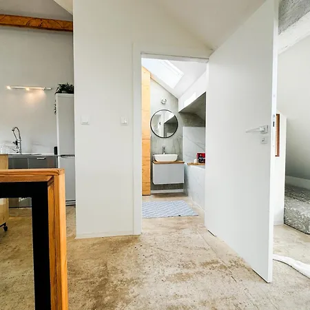 Modern 4bd, 2 Balcony, Family & Work Haven! Near Park & Bus Stop * 브로츠와프