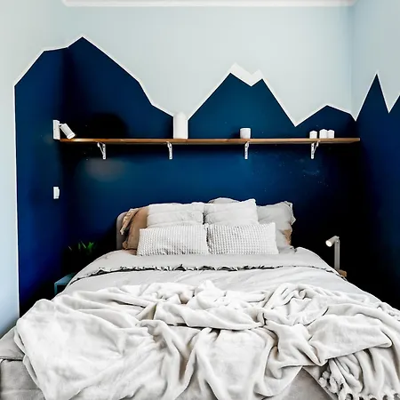 Modern 4bd, 2 Balcony, Family & Work Haven! Near Park & Bus Stop * Vratislav