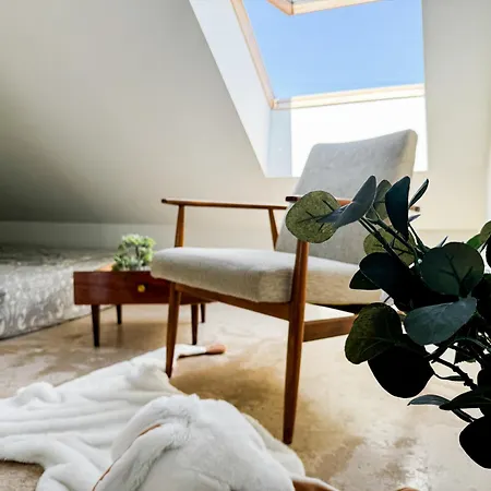 Modern 4bd, 2 Balcony, Family & Work Haven! Near Park & Bus Stop Apartmán Vratislav