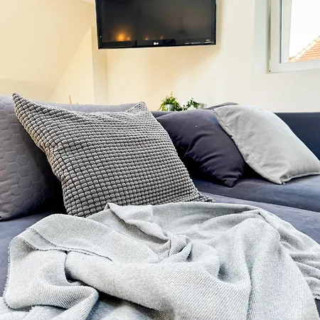 Modern 4bd, 2 Balcony, Family & Work Haven! Near Park & Bus Stop 브로츠와프