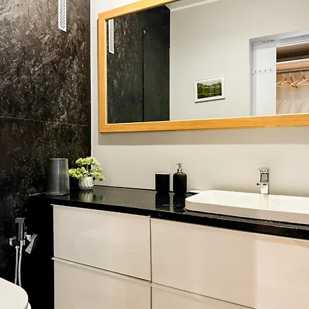 Modern 4bd, 2 Balcony, Family & Work Haven! Near Park & Bus Stop Apartmán *