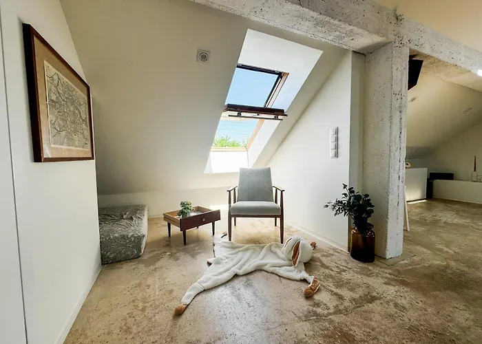 Modern 4bd, 2 Balcony, Family & Work Haven! Near Park & Bus Stop Wroclaw