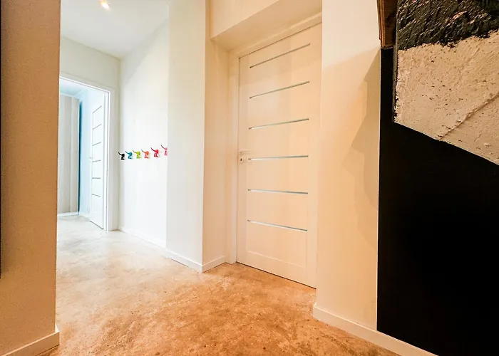 Apartment Modern 4bd, 2 Balcony, Family & Work Haven! Near Park & Bus Stop Wroclaw