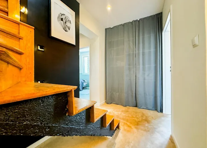 Modern 4bd, 2 Balcony, Family & Work Haven! Near Park & Bus Stop * Wroclaw