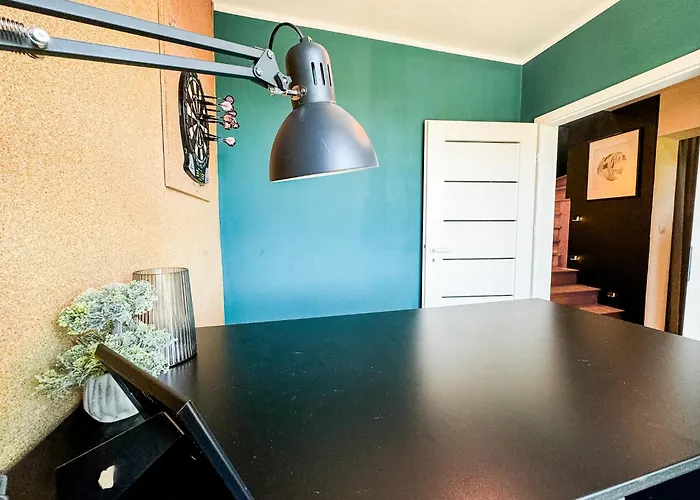 Apartment Modern 4bd, 2 Balcony, Family & Work Haven! Near Park & Bus Stop Wroclaw