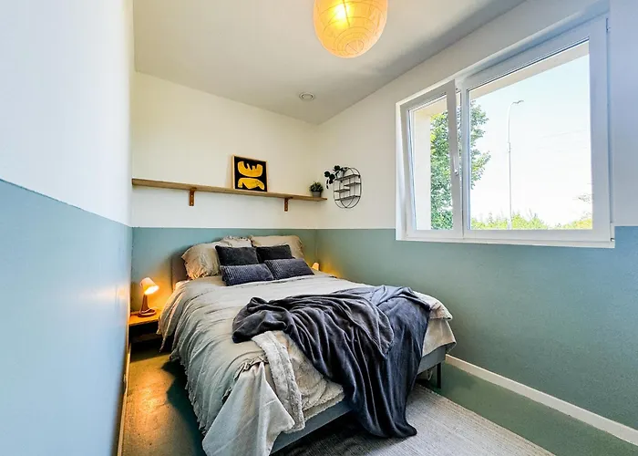 Modern 4bd, 2 Balcony, Family & Work Haven! Near Park & Bus Stop *