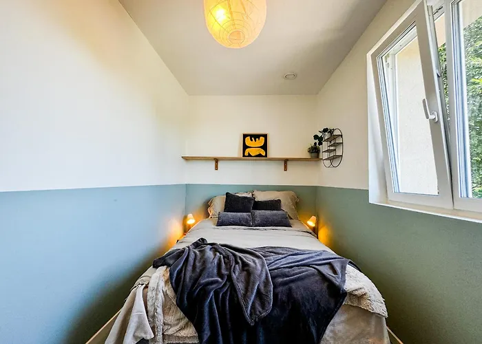 Modern 4bd, 2 Balcony, Family & Work Haven! Near Park & Bus Stop Wroclaw