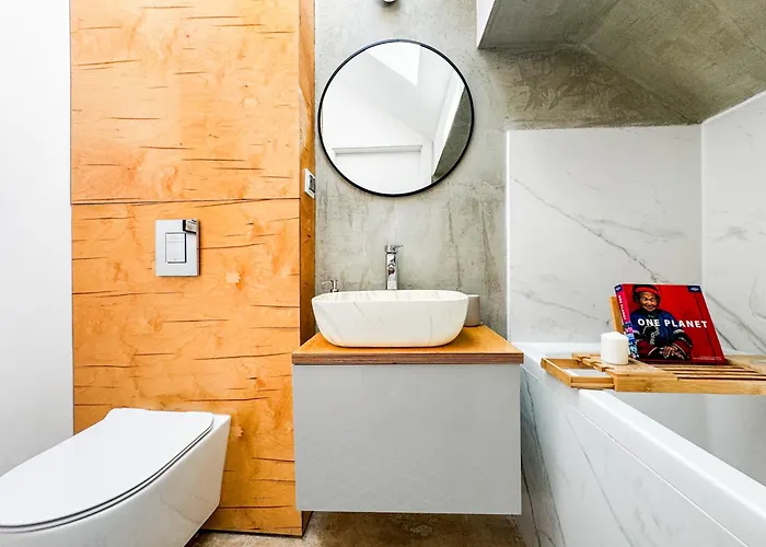 Apartment Modern 4bd, 2 Balcony, Family & Work Haven! Near Park & Bus Stop