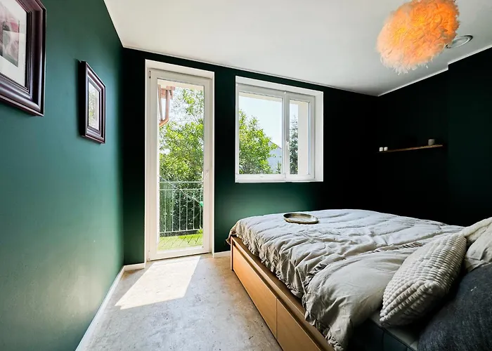 Apartment Modern 4bd, 2 Balcony, Family & Work Haven! Near Park & Bus Stop Wroclaw