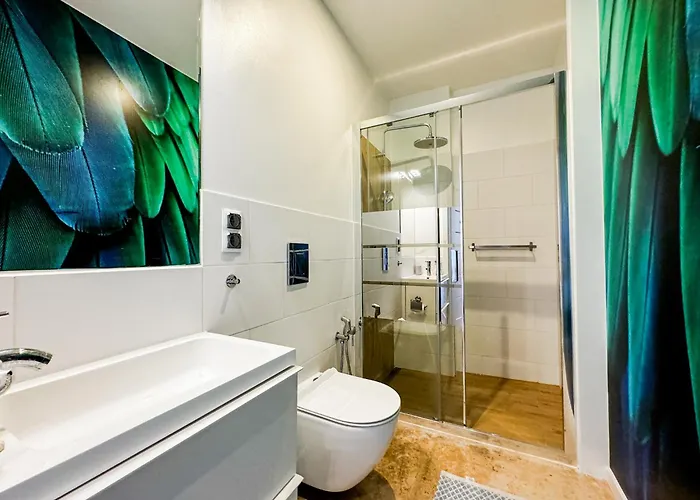 Modern 4bd, 2 Balcony, Family & Work Haven! Near Park & Bus Stop Wroclaw