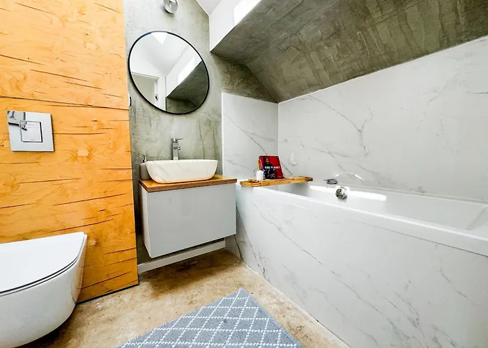 Modern 4bd, 2 Balcony, Family & Work Haven! Near Park & Bus Stop