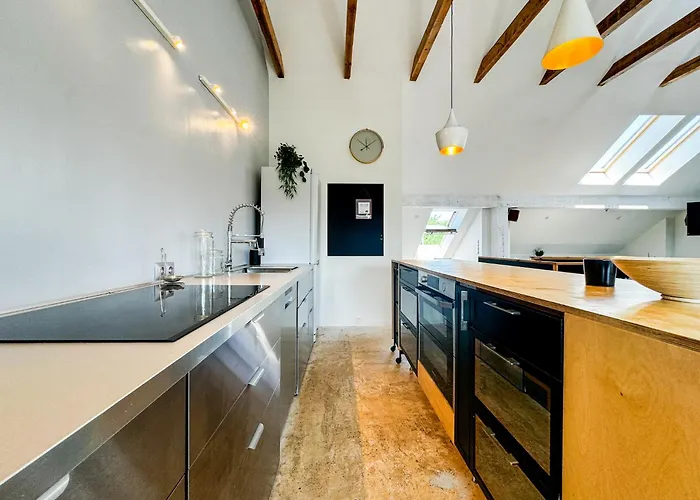 Modern 4bd, 2 Balcony, Family & Work Haven! Near Park & Bus Stop Wroclaw