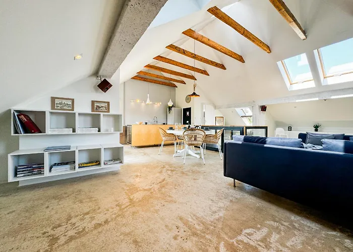 Apartment Modern 4bd, 2 Balcony, Family & Work Haven! Near Park & Bus Stop