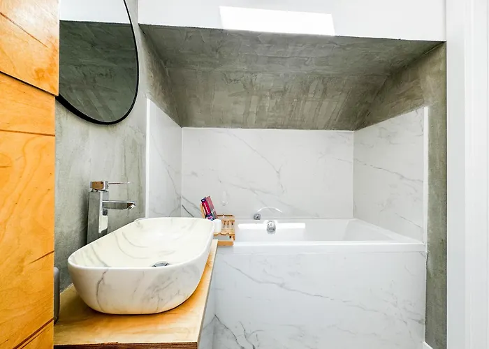 Apartment Modern 4bd, 2 Balcony, Family & Work Haven! Near Park & Bus Stop Wroclaw