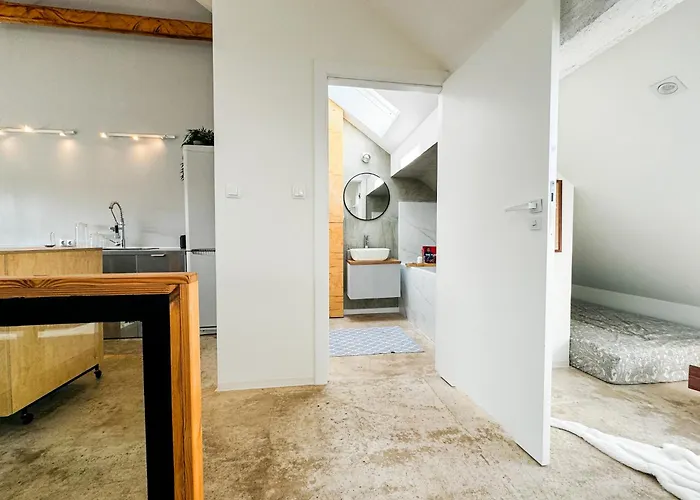 Modern 4bd, 2 Balcony, Family & Work Haven! Near Park & Bus Stop * Wroclaw