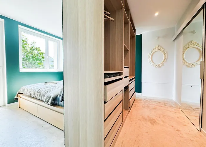 Apartment Modern 4bd, 2 Balcony, Family & Work Haven! Near Park & Bus Stop