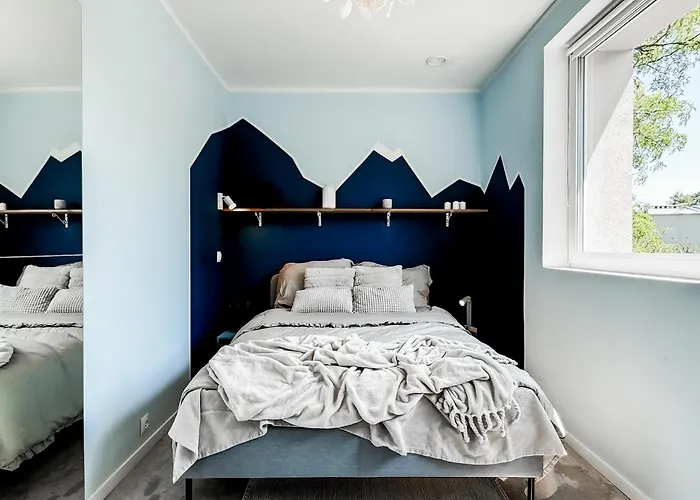 Apartment Modern 4bd, 2 Balcony, Family & Work Haven! Near Park & Bus Stop *